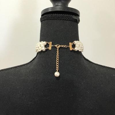 Vintage faux pearl choker necklace