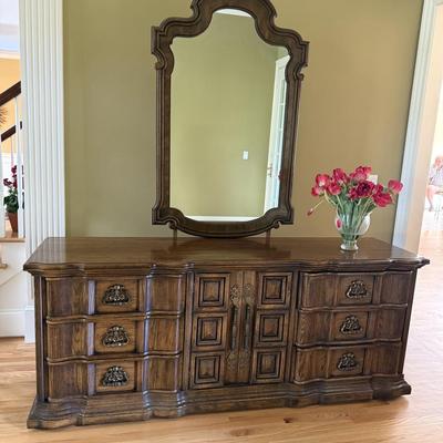 Vintage dresser with mirror.. great condition!