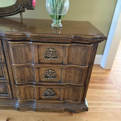 Vintage dresser with mirror.. great condition!