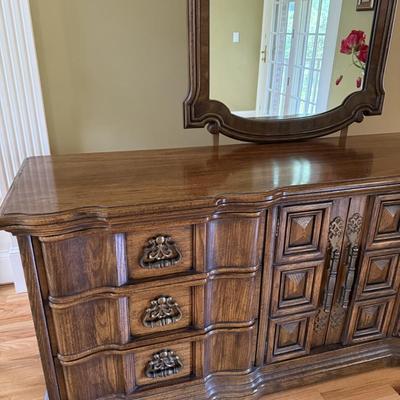 Vintage dresser with mirror.. great condition!