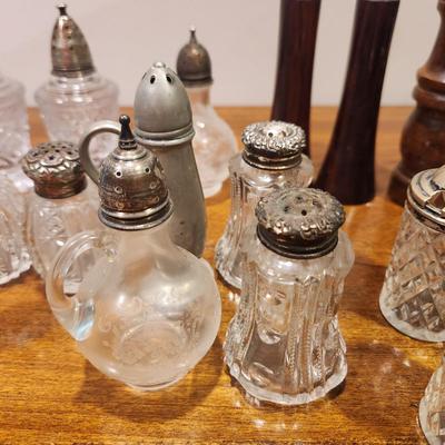 Salt & Pepper Shaker Collection , Bears, Wood, Crystal