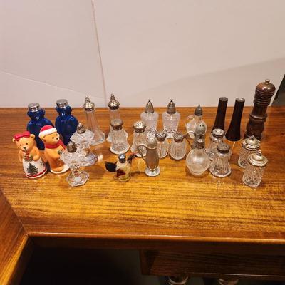 Salt & Pepper Shaker Collection , Bears, Wood, Crystal