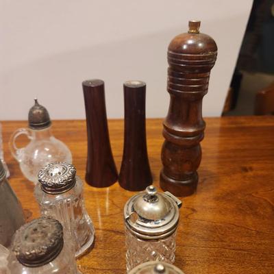 Salt & Pepper Shaker Collection , Bears, Wood, Crystal