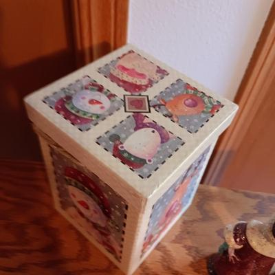 3 CAST IRON DEPARTMENT 56 SANTAS AND A GIFT BOX
