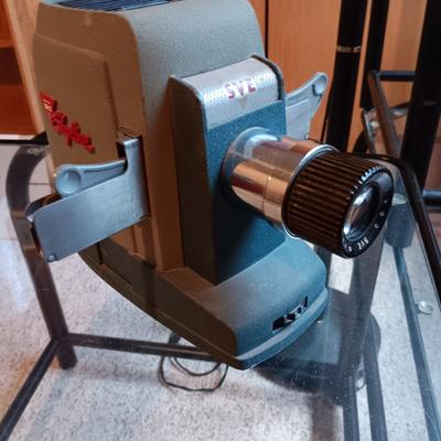 WORKING SKYLINE SLIDE PROJECTOR PLUS VINTAGE THREAD GUM, TIRE REPAIR KIT, AND CAR CHARGER