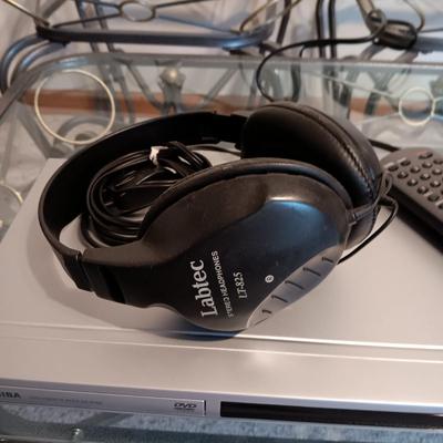 TOSHIBA DVD PLAYER W/REMOTE AND HEADPHONES