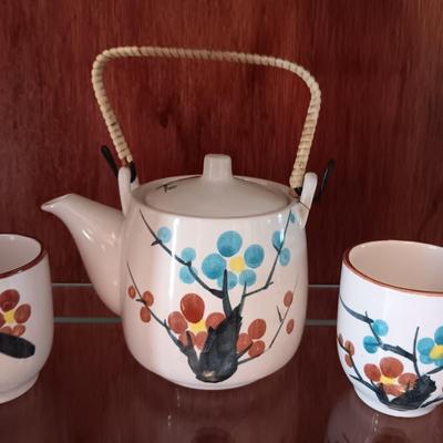 ASIAN THEMED TEAPOT AND CUPS WITH 2 RICE BOWLS