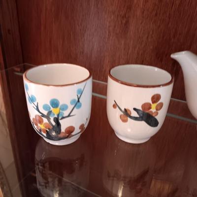 ASIAN THEMED TEAPOT AND CUPS WITH 2 RICE BOWLS