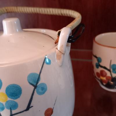 ASIAN THEMED TEAPOT AND CUPS WITH 2 RICE BOWLS