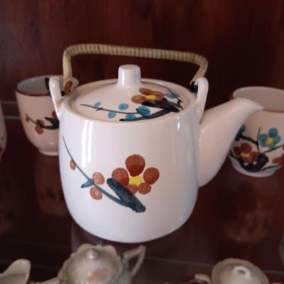 ASIAN THEMED TEAPOT AND CUPS WITH 2 RICE BOWLS