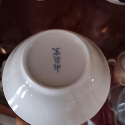 ASIAN THEMED TEAPOT AND CUPS WITH 2 RICE BOWLS