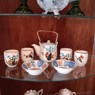 ASIAN THEMED TEAPOT AND CUPS WITH 2 RICE BOWLS