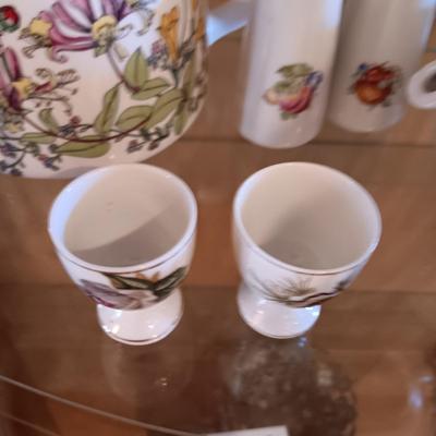 TEAPOTS, EGG CUPS AND SHAKERS