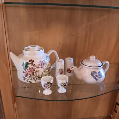 TEAPOTS, EGG CUPS AND SHAKERS