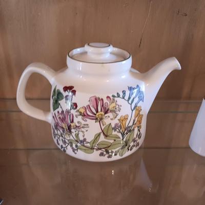TEAPOTS, EGG CUPS AND SHAKERS