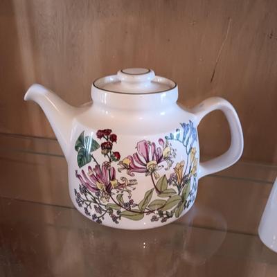 TEAPOTS, EGG CUPS AND SHAKERS