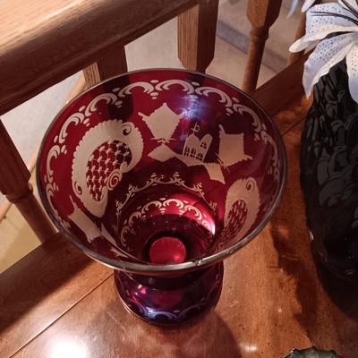 LARGE CERAMIC SWAN, DECANTER AND 2 GLASS VASES