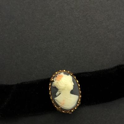 Beautiful, vintage shell cameo choker