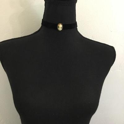 Beautiful, vintage shell cameo choker
