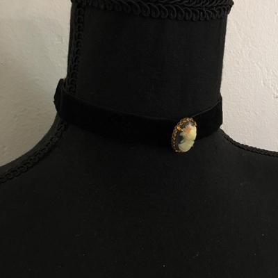 Beautiful, vintage shell cameo choker