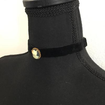 Beautiful, vintage shell cameo choker