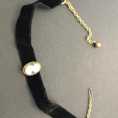 Beautiful, vintage shell cameo choker