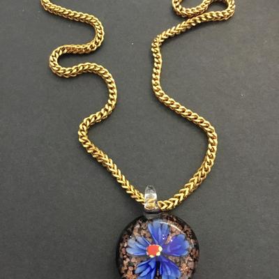 Beautiful, vintage, chunky gold tone, chain and glass flower pendant necklace