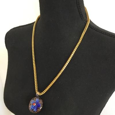 Beautiful, vintage, chunky gold tone, chain and glass flower pendant necklace
