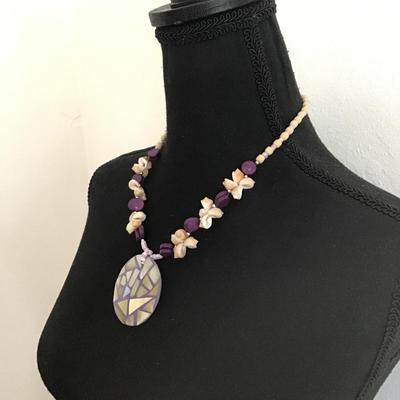 Vintage seashell inlayed pendant necklace
