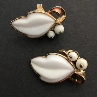 Rare Vintage Trifari milk, glass clip on earrings, molded glass, Bezel vintage, mid century