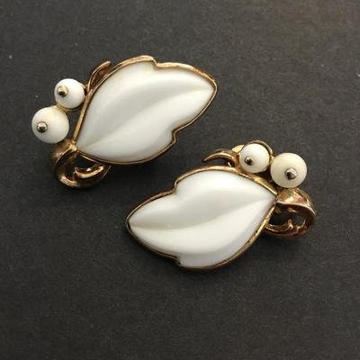 Rare Vintage Trifari milk, glass clip on earrings, molded glass, Bezel vintage, mid century