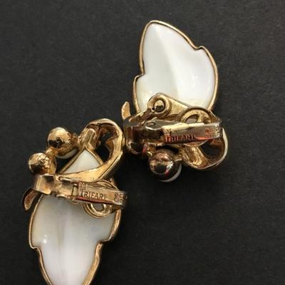 Rare Vintage Trifari milk, glass clip on earrings, molded glass, Bezel vintage, mid century