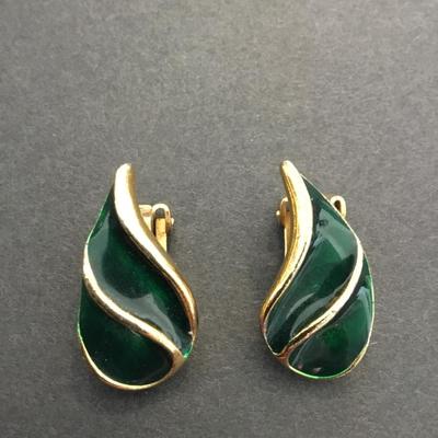 Vintage Emerald Green enamel leaf clip on earrings