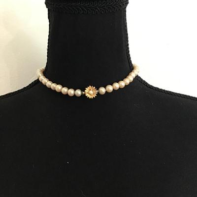 Elegant vintage faux pearl necklace