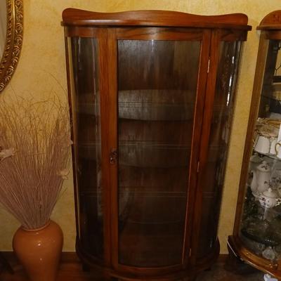 BEAUTIFUL LIGHTED CURIO CABINET