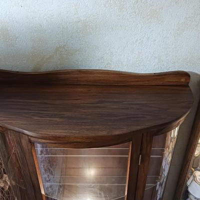BEAUTIFUL LIGHTED CURIO CABINET