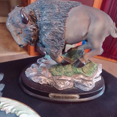 WILDLIFE FIGURES AND MUSICAL EAGLE