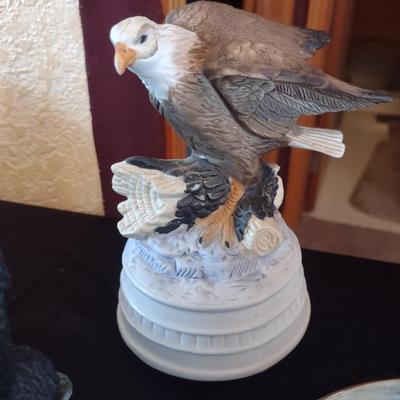 WILDLIFE FIGURES AND MUSICAL EAGLE