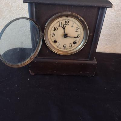 NEW HAVEN 8 DAY ANTIQUE MANTEL CLOCK