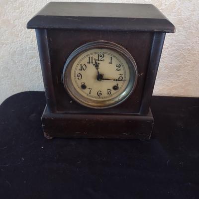 NEW HAVEN 8 DAY ANTIQUE MANTEL CLOCK