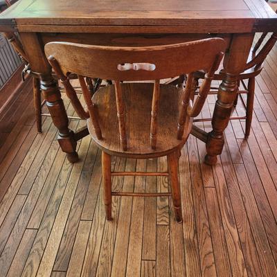 Antique Pub Table 3'x3' Expands to 5'x3' w 4 Chairs