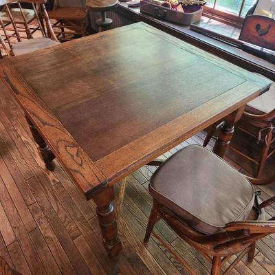 Antique Pub Table 3'x3' Expands to 5'x3' w 4 Chairs