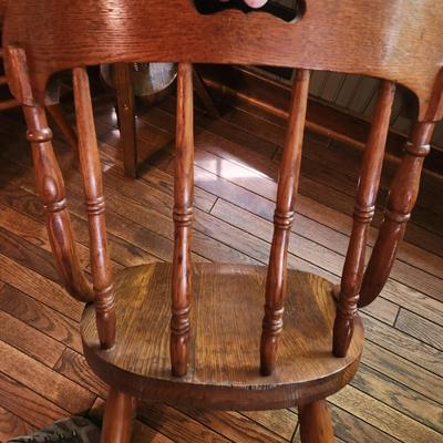 Antique Pub Table 3'x3' Expands to 5'x3' w 4 Chairs