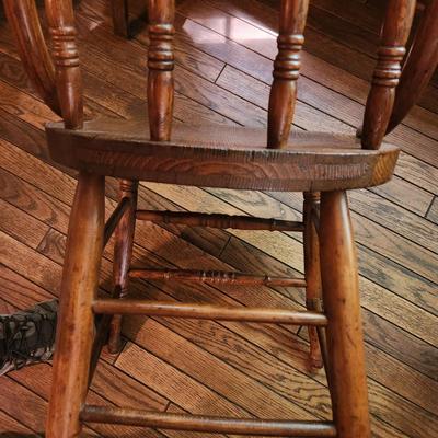 Antique Pub Table 3'x3' Expands to 5'x3' w 4 Chairs