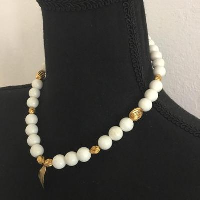 Beautiful, mid century beaded necklace with beautiful clasp