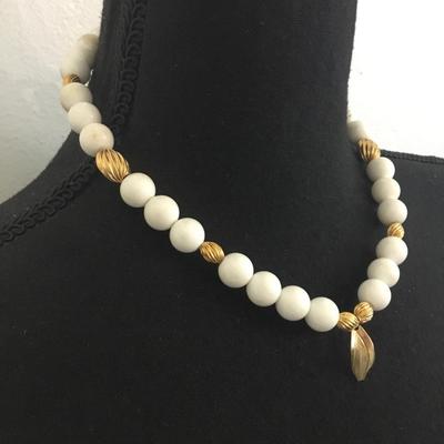 Beautiful, mid century beaded necklace with beautiful clasp