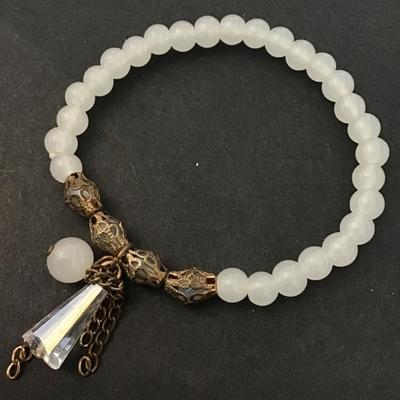Beautiful vintage beaded stretch bracelet & crystal charm