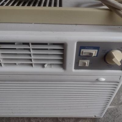 GE 5000 BTU Window Unit Single Phase Air Conditioner