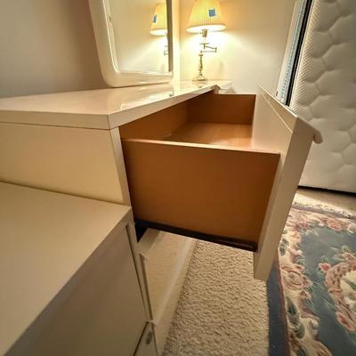 Modern White 6-Drawer Dresser with Mirror for Bedroom