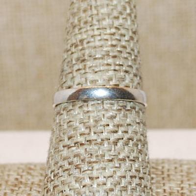 Size 8½ Long PEAR Shaped BROWNS on WHITE Colored Agate Gemstone Ring on a Silver Tone Band (7.8g)